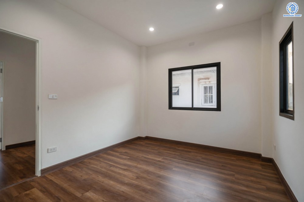 บ้านมือสองตกแต่งใหม่ โครงการ บุรีรมย์ วัดพระเงิน หน้าบ้านไม่ชนใคร เนื้อที่ 37.1 ตร.ว. ฟังก์ชัน 3 ห้องนอน 2 ห้องน้ำ 1 ที่จอดรถ พื้นที่ใช้สอยกว้างขวาง เดินทางสะดวกสบาย บนทำเลเชื่อมต่อถนนกาญจนาภิเษก ใกล้เซ็นทรัลเวสต์เกต โครงการรถไฟฟ้าสายสีม่วง "สถานีตลาดบางใหญ่" และทางด่วนศรีรัช...